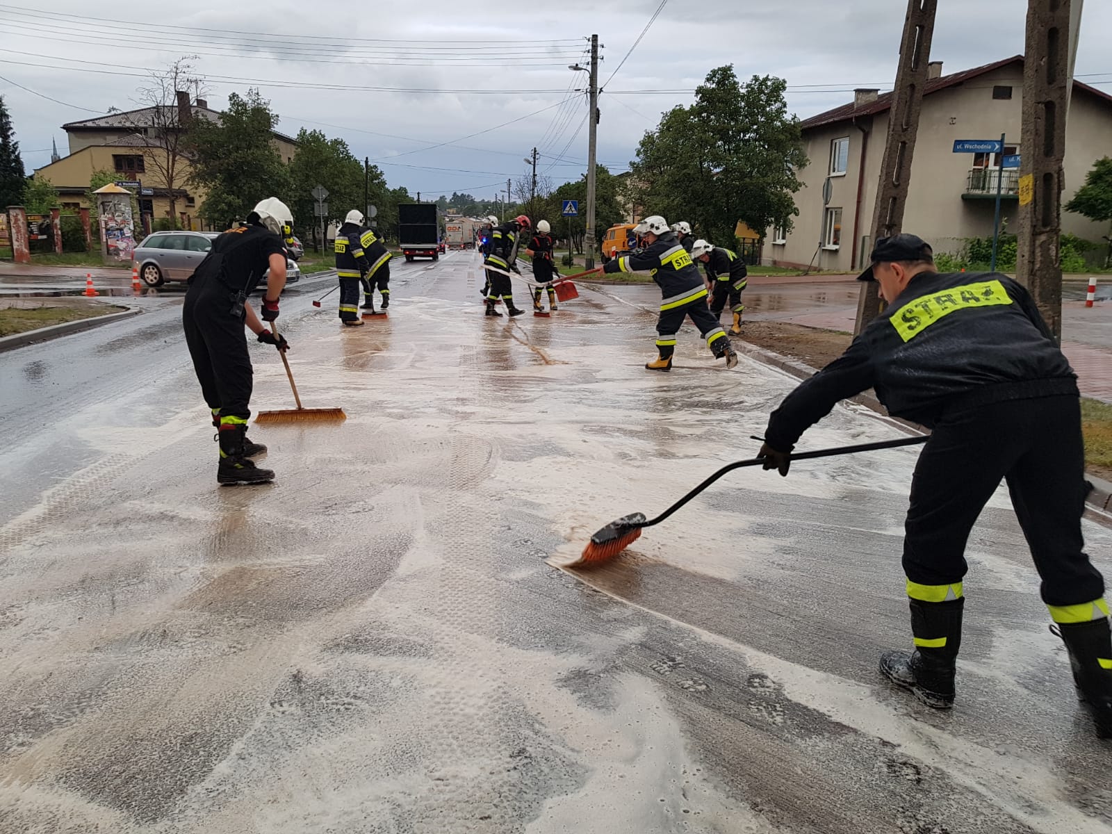 Photo of Z jadącej ciężarówki wyleciały zmielone resztki zwierząt