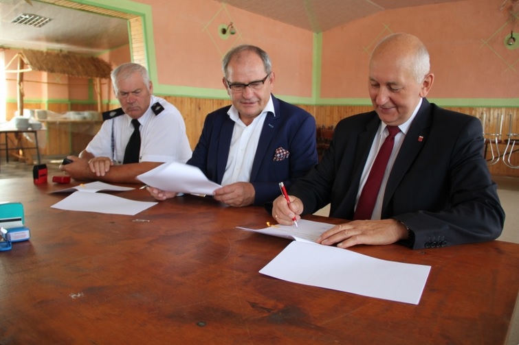 Photo of Dotacja i nowy sprzęt dla strażaków z gminy Moszczenica