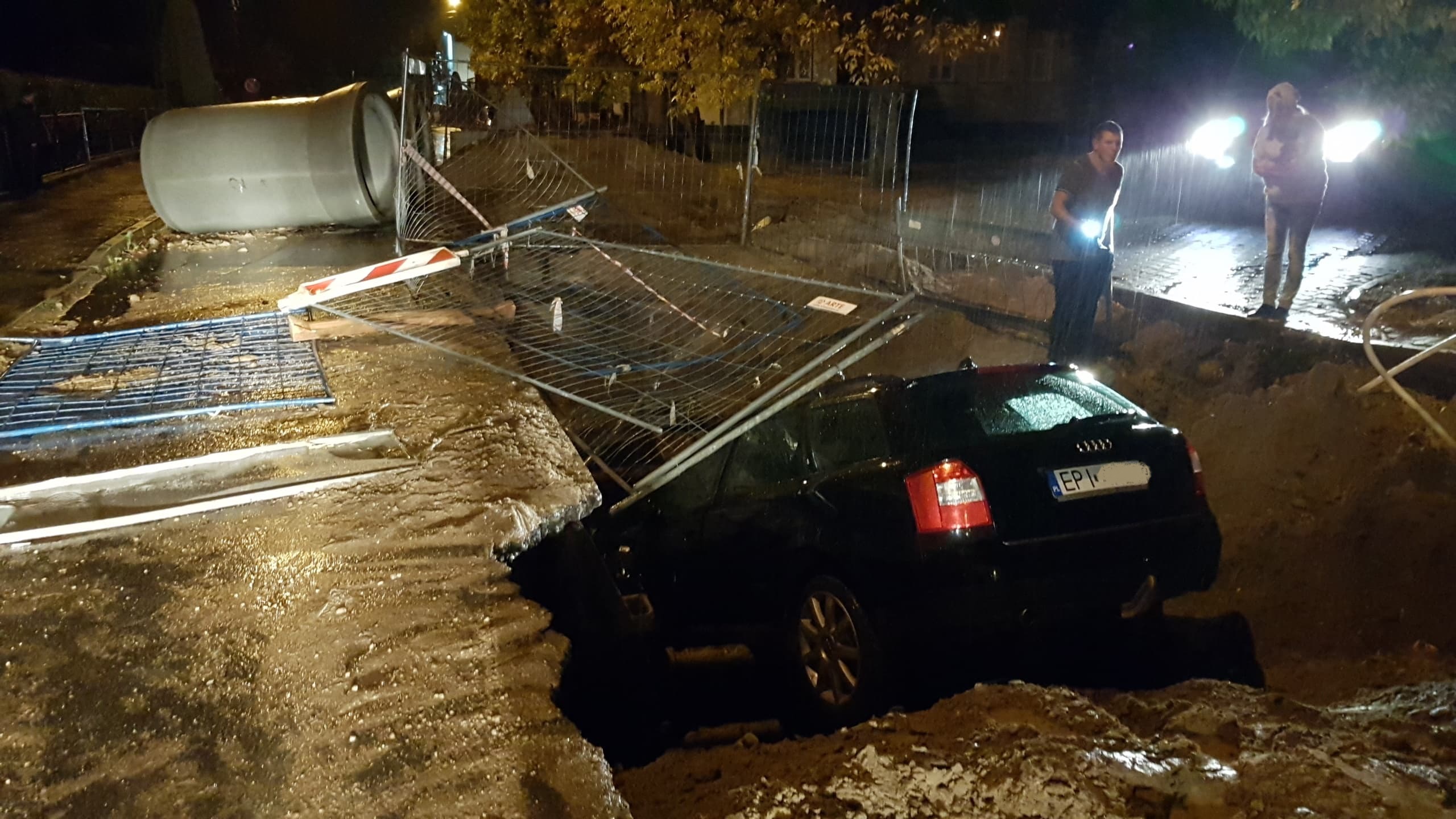 Photo of Auto wpadło do wykopu