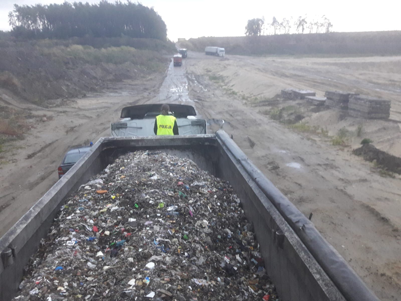 Photo of Nielegalne wysypisko odpadów pod Piotrkowem