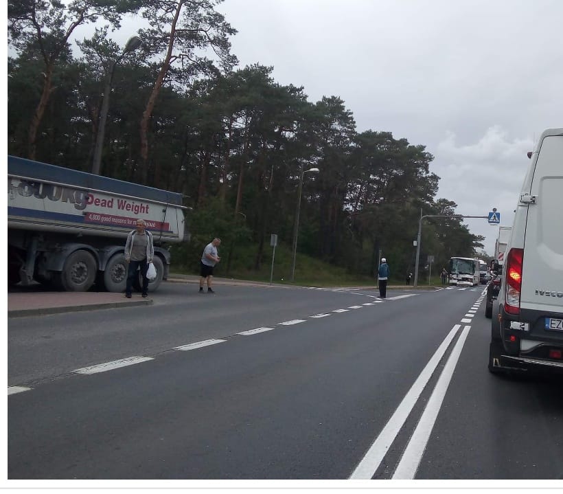 Photo of Kolizja autobusu i ciężarówki na dk 12