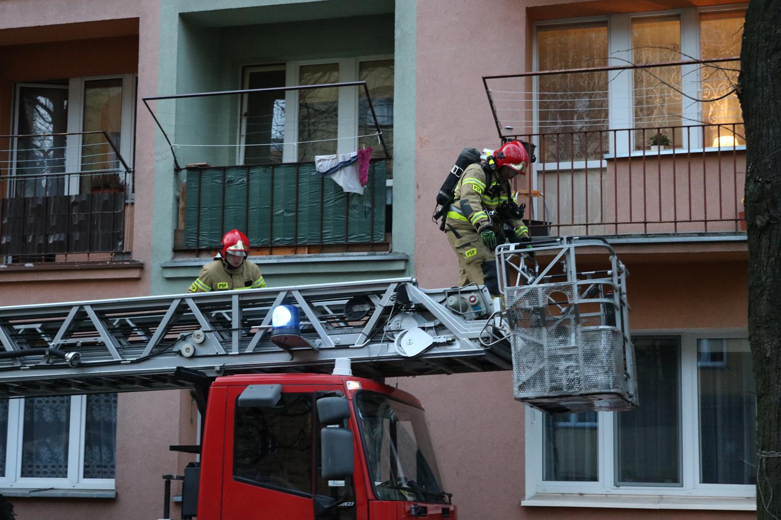 Photo of Interwencja strażaków w bloku przy Mieszka I – ZDJĘCIA