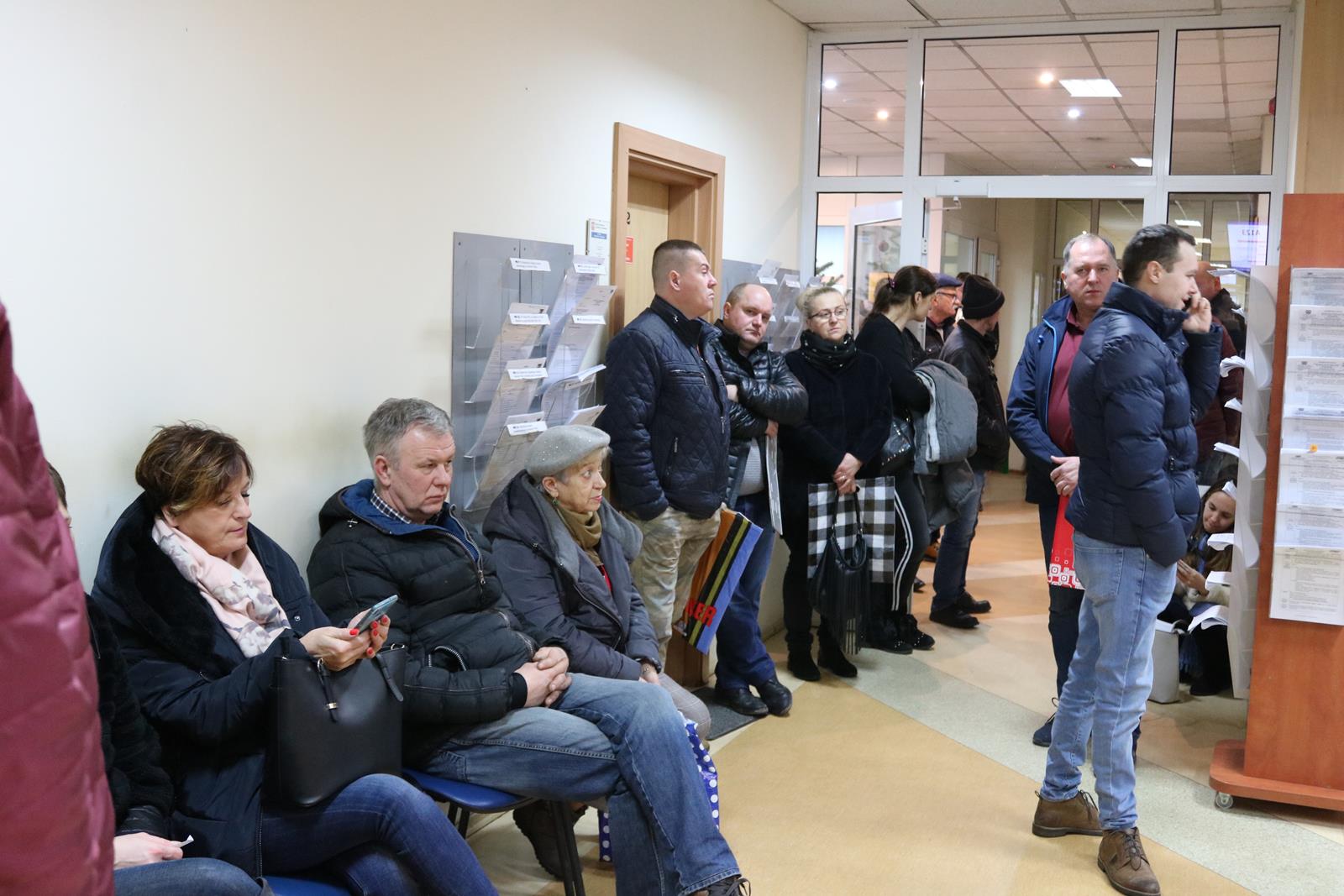 Photo of Gigantyczne kolejki w wydziale komunikacji starostwa. Rekordzista złożył dokumenty po 33 latach!