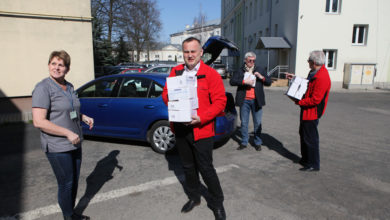 Photo of Starosta przekazał maseczki dla obu piotrkowskich szpitali. To jednak nie koniec darów!