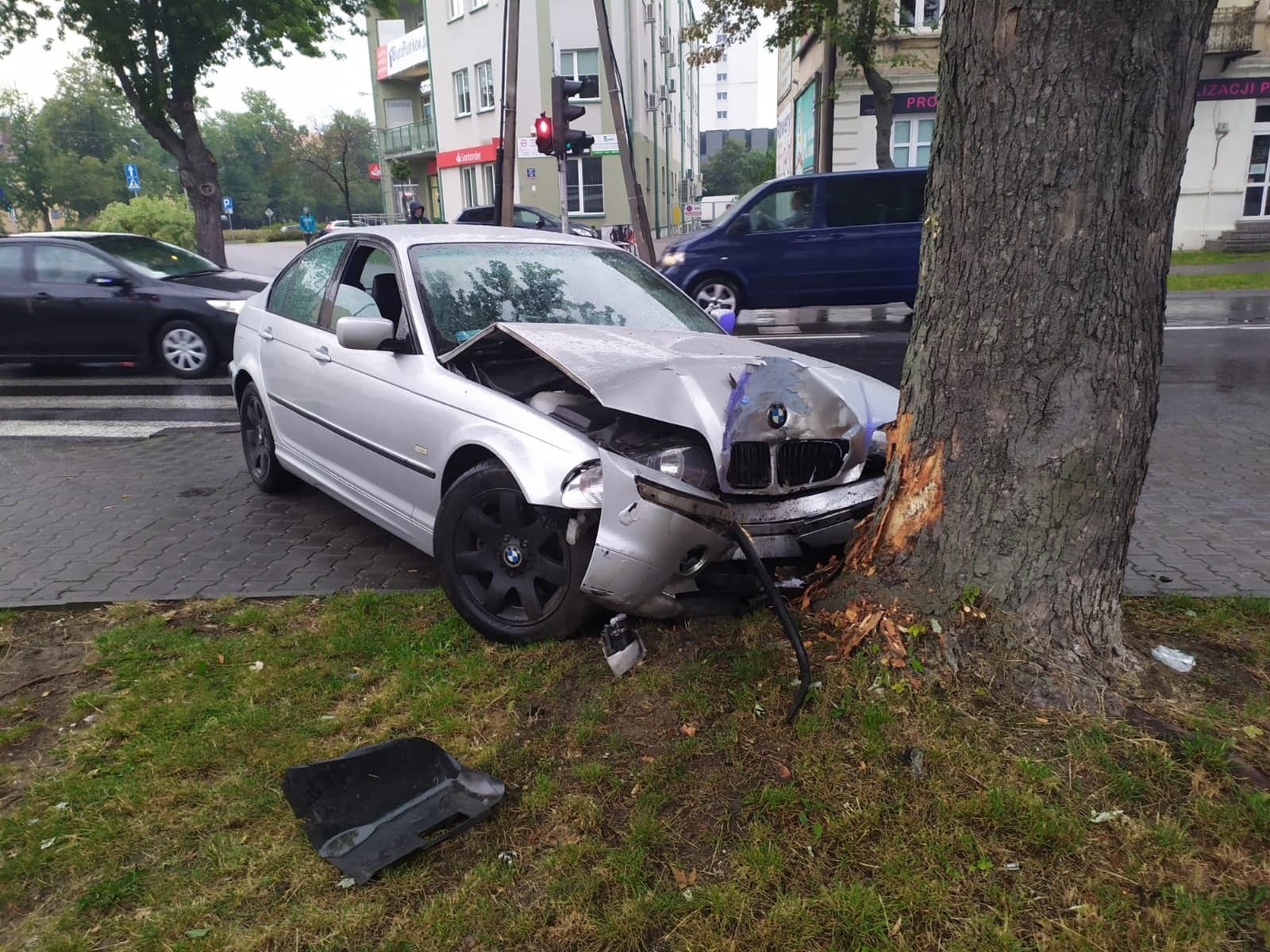 Wypadek na skrzyżowaniu Słowackiego i Armii Krajowej. BMW