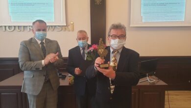 Photo of Tytuł i statuetka „Zasłużony dla Powiatu Piotrkowskiego” wręczone