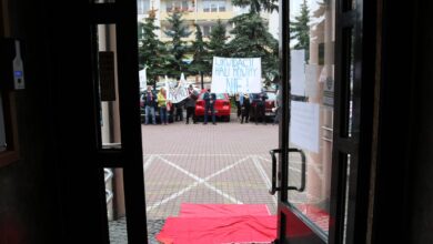 Photo of Kupcy rozwinęli prezydentowi czerwony dywan. K.Chojniak nie wyszedł do protestujących – ZDJĘCIA, FILMY