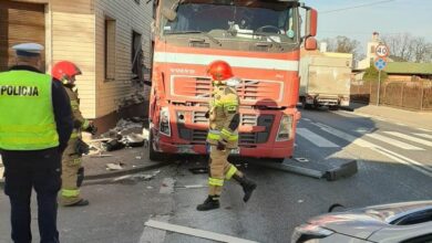Photo of W Srocku TIR wpadł na chodnik i uderzył w kamienicę