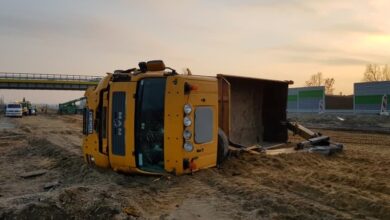 Photo of Ciężarówka zahaczyła HDS-em o nowy wiadukt na A1. Samochód przewrócił się na jezdnię