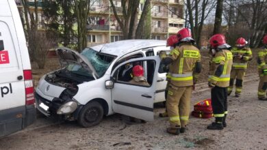 Photo of Wpadł w poślizg, przekoziołkował i ściął drzewo na Dmowskiego