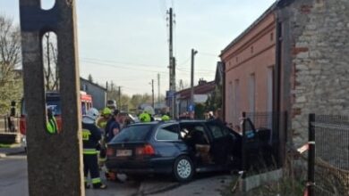 Photo of BWM wpadło w budynek. Kierowca wydmuchał ponad 2 promile