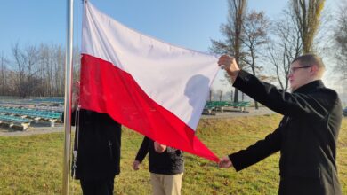 Photo of W Moszczenicy wciągnęli flagę na maszt
