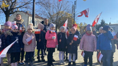 Photo of Wolborskie przedszkolaki śpiewały przed pomnikiem marszałka Piłsudskiego