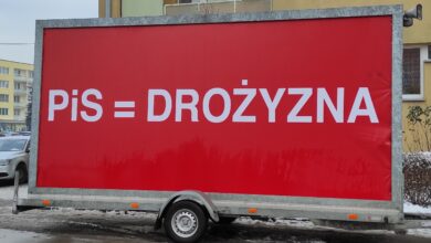 Photo of „PiS = DROŻYZNA” bilbordowa akcja na ulicach Piotrkowa – ZDJĘCIA, FILMY