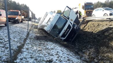 Photo of Na S8 ciężarówka wpadła do rowu