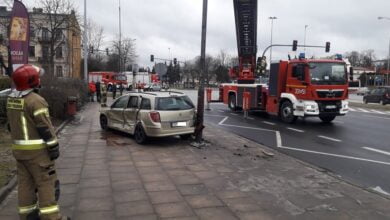 Photo of Zderzenie w centrum miasta. Kierująca wjechała na skrzyżowanie przy czerwonym świetle?