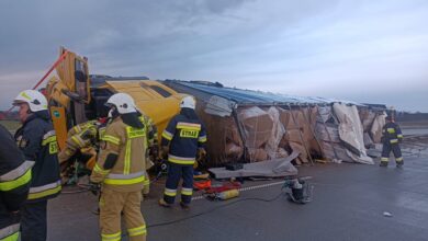 Photo of Na A1 w Sierosławiu wiatr przewrócił dwie ciężarówki. Utrudnienia także na S8 – ZDJĘCIA, FILM