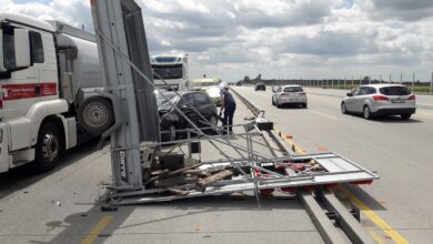 Photo of Na A1 osobówka uderzyła w przyczepę służby drogowej