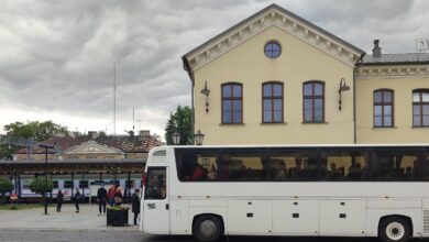Photo of 7 pociągów opóźnionych, 2 odwołane i setki zdenerwowanych pasażerów. Awaria na kolei pod Piotrkowem – FILM