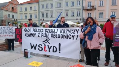 Photo of „Cała Polska dzisiaj krzyczy: Kłamcy z PiSu, obłudnicy!” czyli protest w Rynku Trybunalskim – ZDJĘCIA