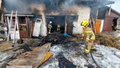 Photo of Pożar w gospodarstwie w Barkowicach. 7 zastępów w akcji