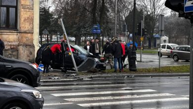 Photo of Wypadek na skrzyżowaniu 3 Maja i Kopernika w Piotrkowie – ZDJĘCIA, FILM