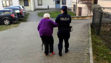 Photo of Starsza kobieta nie wiedziała jak dotrzeć do domu. Pomogli piotrkowscy policjanci