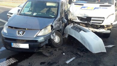 Photo of Trzy osoby trafiły do szpitala po zderzeniu busa i osobówki – ZDJĘCIA