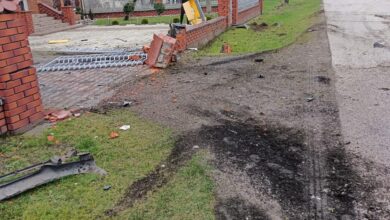 Photo of Zderzenie seata z płotem. Siła uderzenia wyrwała silnik z pojazdu