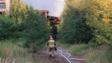 Photo of Pożar w budynkach byłej huty. Ogień podłożyły dzieci? – ZDJĘCIA, FILM