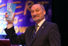 Photo of Tajemnicze zniknięcie wieńca. Śledczy sprawdzają, czy na nagraniu z kradzieży jest poseł Antoni Macierewicz