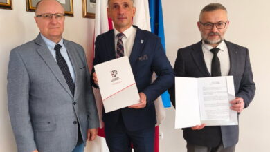 Photo of XVI-wieczny modrzewiowy kościół i inne zabytki już wkrótce odkryjesz… jednym kliknięciem. Gmina Aleksandrów podpisała porozumienie z Akademią Piotrkowską