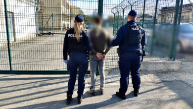 Photo of Rozbił butelkę na ochroniarzu i uciekł z łupem