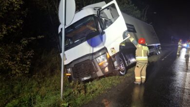 Photo of Kolizja na Rakowskiej: Kilkunastotonowa ciężarówka wpadła do rowu i zerwała słup energetyczny