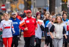 Photo of Morze biało-czerwonych barw na Tomaszowskim Biegu Niepodległości. Rozgrzewkę poprowadziła Wanda Panfil