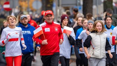 Photo of Morze biało-czerwonych barw na Tomaszowskim Biegu Niepodległości. Rozgrzewkę poprowadziła Wanda Panfil