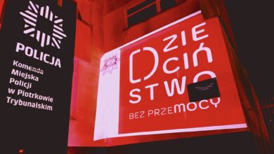 Photo of Piotrkowska komenda w czerwonych barwach. Solidarność z akcją „Dzieciństwo bez przemocy”
