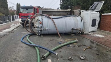 Photo of Cysterna z fekaliami przewróciła się na ul. Zalesickiej. Droga całkowicie zablokowana