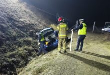 Photo of Na A1 Mazda przebiła bariery i zjechała do rowu. Dwie osoby trafiły do szpitala