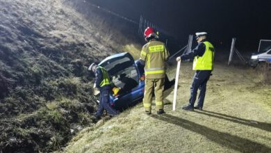 Photo of Na A1 Mazda przebiła bariery i zjechała do rowu. Dwie osoby trafiły do szpitala