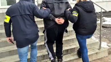 Photo of Areszt dla 47-latka. Mężczyzna miał 94 gramy narkotyków, 10 tysięcy złotych i 600 foliowych dilerek