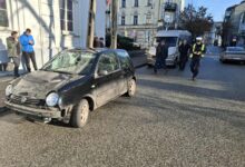 Photo of Zderzenie osobówki z liniowym busem w okolicy Powiatowego Centrum Przesiadkowego