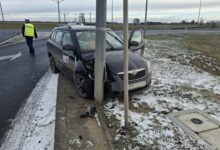 Photo of Skoda wpadła na latarnię przez wymuszenie TIRa