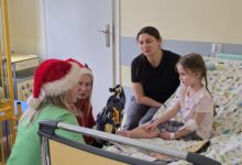 Photo of Wyjątkowi goście w piotrkowskim szpitalu. Ręcznie robione prezenty rozjaśniły dzień małym pacjentom