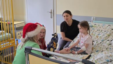 Photo of Wyjątkowi goście w piotrkowskim szpitalu. Ręcznie robione prezenty rozjaśniły dzień małym pacjentom