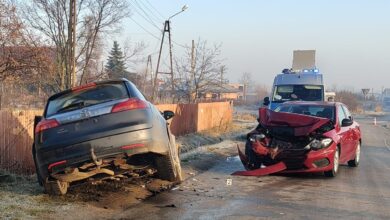 Photo of Czołowe zderzenie na Michałowskiej. 68-latek trafił do szpitala