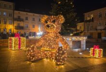 Photo of Świąteczny miś rozświetlił Rynek Trybunalski. Nowa atrakcja to hit wśród mieszkańców