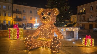 Photo of Świąteczny miś rozświetlił Rynek Trybunalski. Nowa atrakcja to hit wśród mieszkańców
