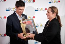 Photo of Łódzkie dla Ciebie. Łódzkie miało nawet 16 marszałków jednego dnia, zyskało też nowego ambasadora. Będą jeździć nowe pociągi i karetki, a urząd ogłosił kalendarz targowy na 2026 rok