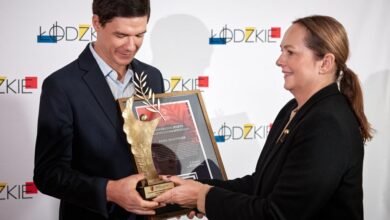 Photo of Łódzkie dla Ciebie. Łódzkie miało nawet 16 marszałków jednego dnia, zyskało też nowego ambasadora. Będą jeździć nowe pociągi i karetki, a urząd ogłosił kalendarz targowy na 2026 rok